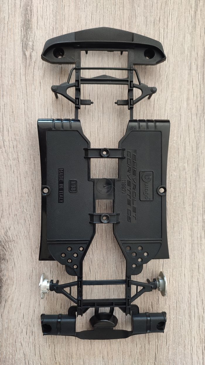 Châssis inférieur pièce détachée miniature Bburago Burago Chevrolet Corvette C5 1997 coupé 1/18 1/18 - photo numéro 2