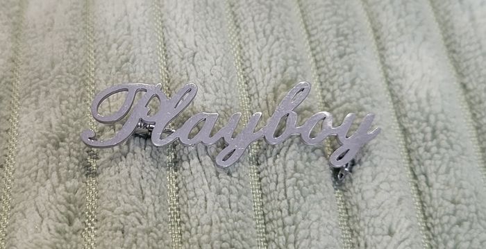 BROCHE INSCRIPTION PLAYBOY ! NEUF !