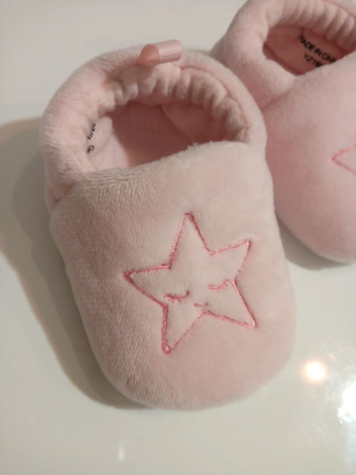 Une paire de chaussons rose étoile 🌟 - photo numéro 2