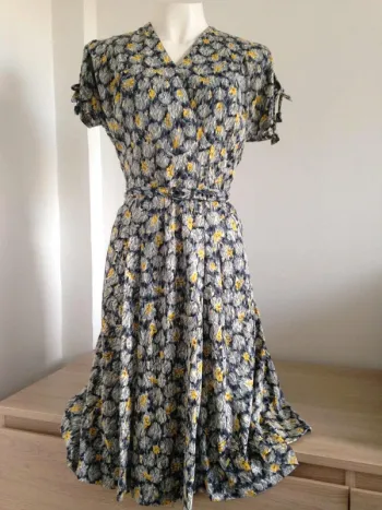 Robe col V croisé manches courtes dénudée mi longue imprimée avec ceinture