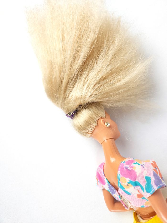Poupée Barbie avec haut à motifs floraux et robe jaune - Mattel - photo numéro 7