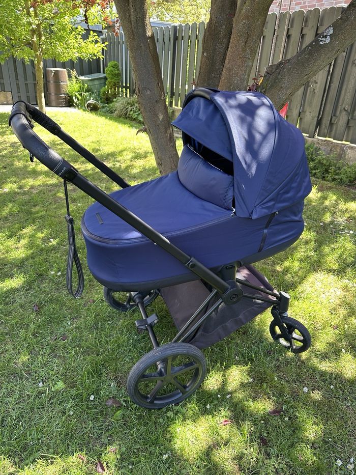 Ensemble complet de poussette Cybex Priam en bleu indigo et noir