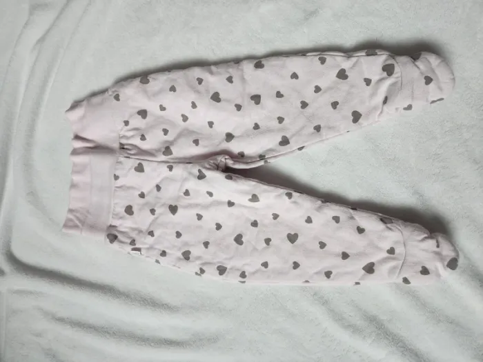 Beau pyjama épais hiver bébé fille rose et taupe motif coeurs 9 mois deux pièces qui s'accrochent - photo numéro 6