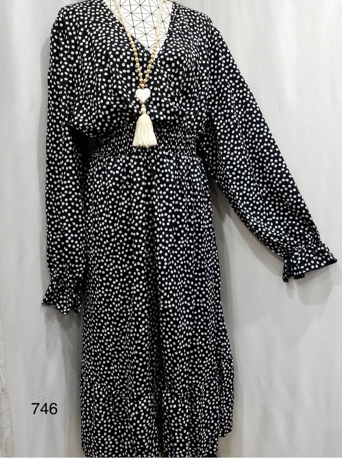 Robe maxi noire et blanche grande taille 48 col V, manches longues, élégante - photo numéro 4
