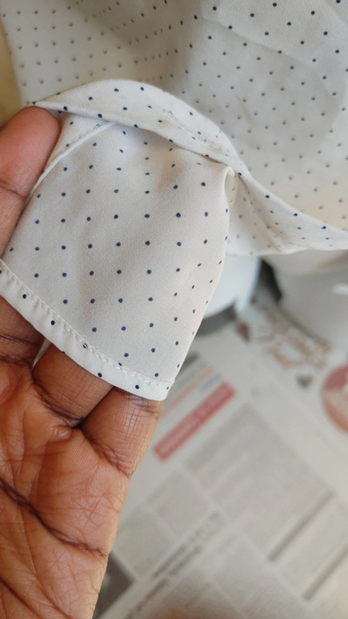 Chemise sans manche à pois noir sur fond blanc noué à la taille - photo numéro 8