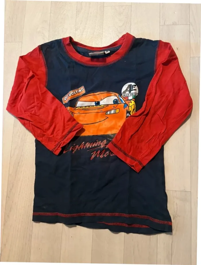 T-shirt cars bleu marine et rouge, 6 ans manches longues très bon état.