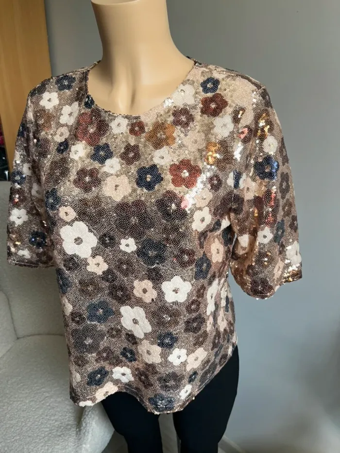 Top à sequins et fleurs très joli - photo numéro 3