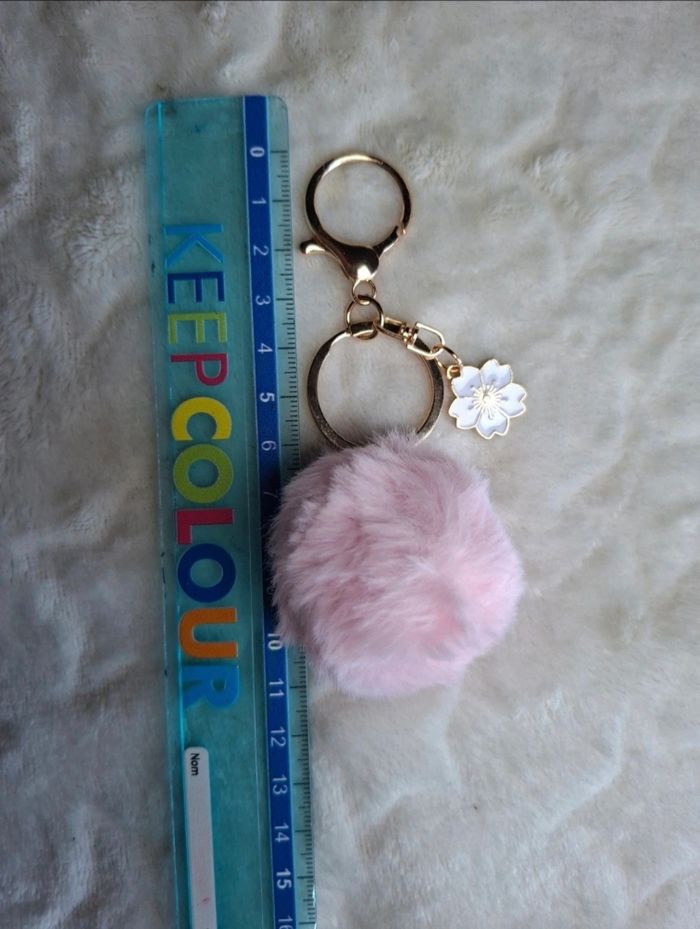 Porte clés pompon rose et fleur blanche - photo numéro 3