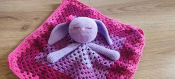Très joli doudou lapin en crochet neuf bébé fille