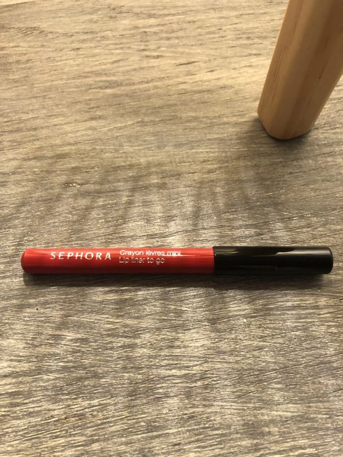 Très joli crayon à lèvres neuf