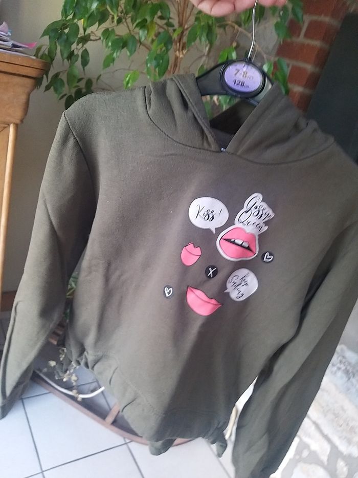 Sweat capuche coupe courte