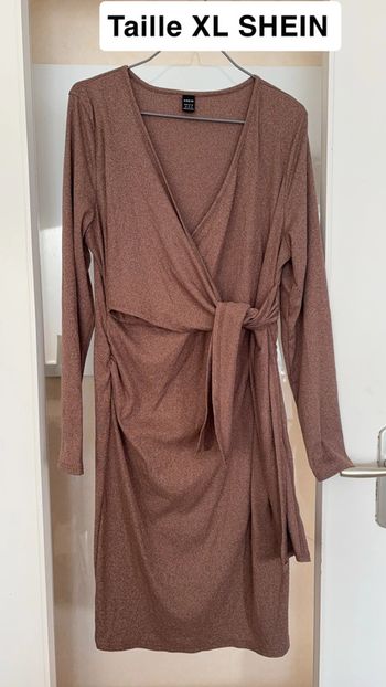 Robe moulante de grossesse et allaitement
