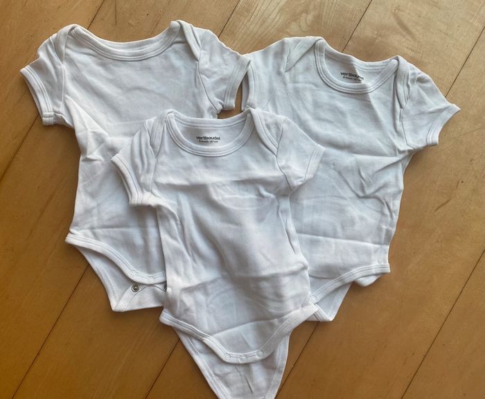 Lot 3 bodies manches courtes blancs - 6 mois