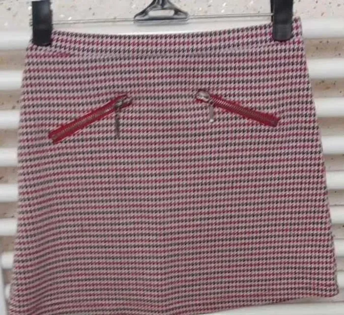 Jupe  pied de poule  noir  rouge /  bordeaux  Kiabi  Taille  8  ans - photo numéro 2