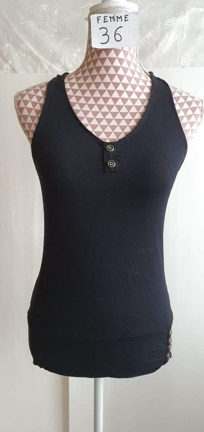 Débardeur, noir, en très très bon état, viscose et elasthanne =3€