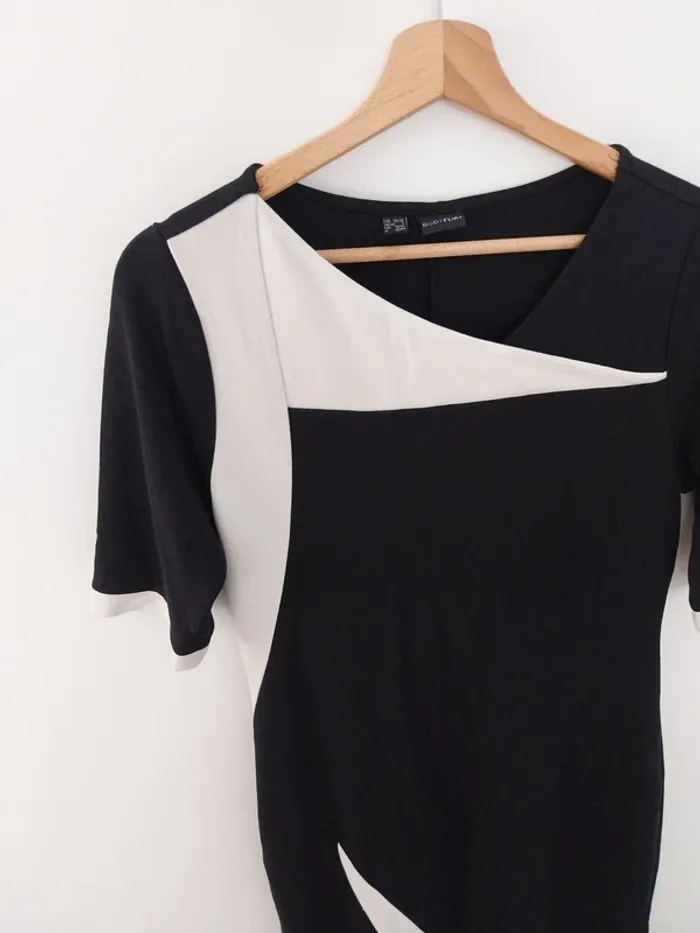 Robe noire et blanche - photo numéro 2