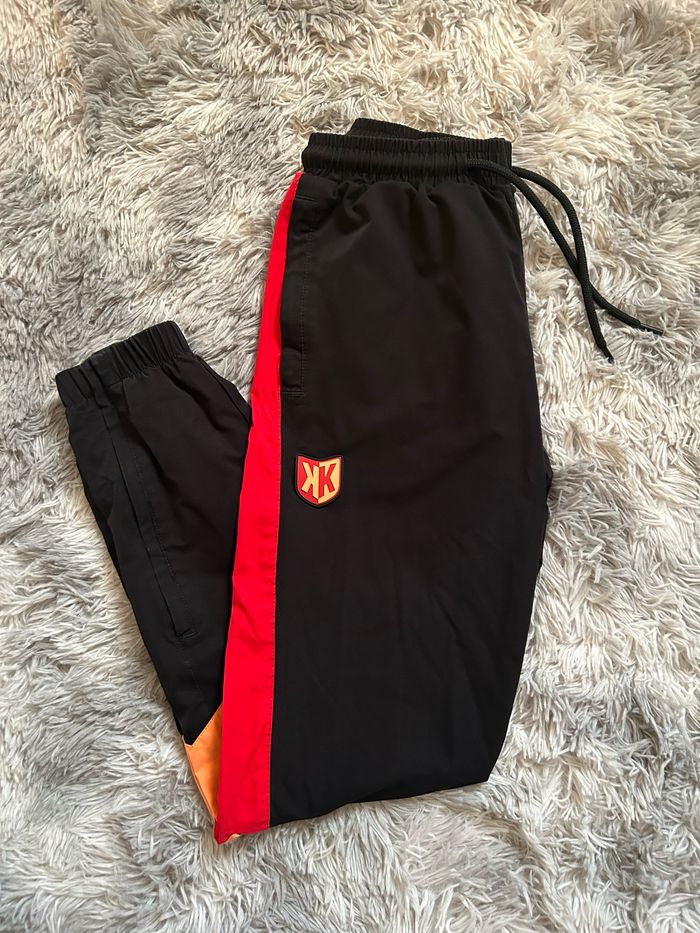 Pantalon de survêtement FK Creed II noir/rouge Taille S