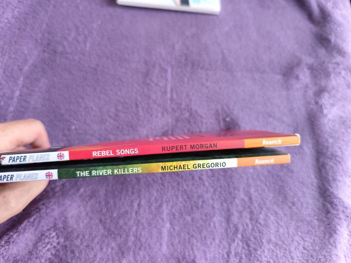 Lot 2 livres série paper planes anglais niveau avancé vintage vinyls rebel songs the river killers - photo numéro 8
