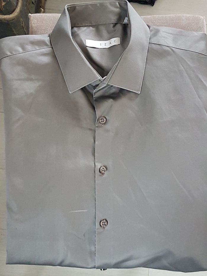 Chemise homme gris satiné. Izac. Taille 4 41/42, 53cm aux épaules, 57cm aux aisselles, 72cm de haut.