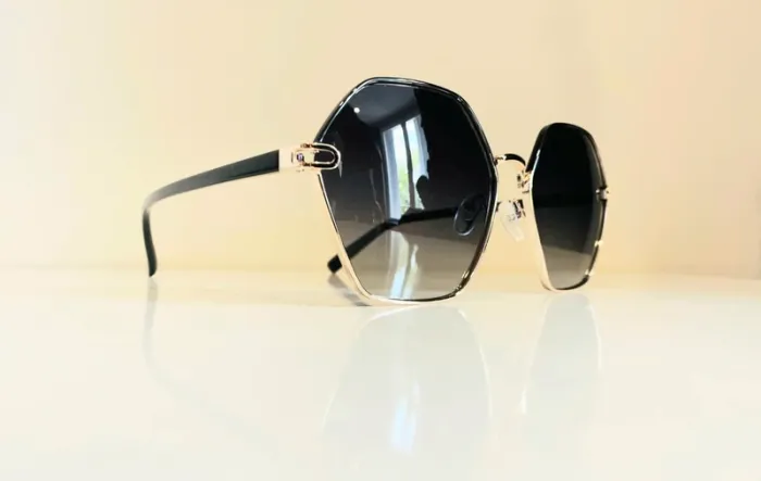 Lunette de soleil femme Polarisée hexagonale noire et dorée verres dégradés UV protection cat 3 - photo numéro 9