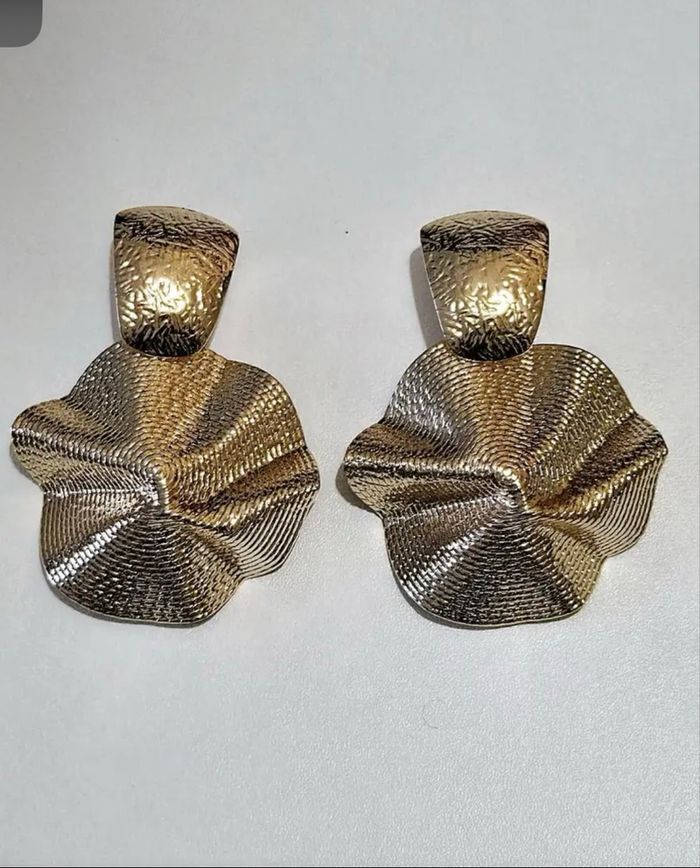 Belles boucles d’oreilles NEUVES pour femme couleur doré - photo numéro 4