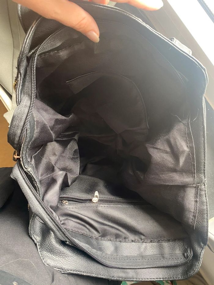 Sac noir cuir synthétique avec clous dorés très bon état - photo numéro 5