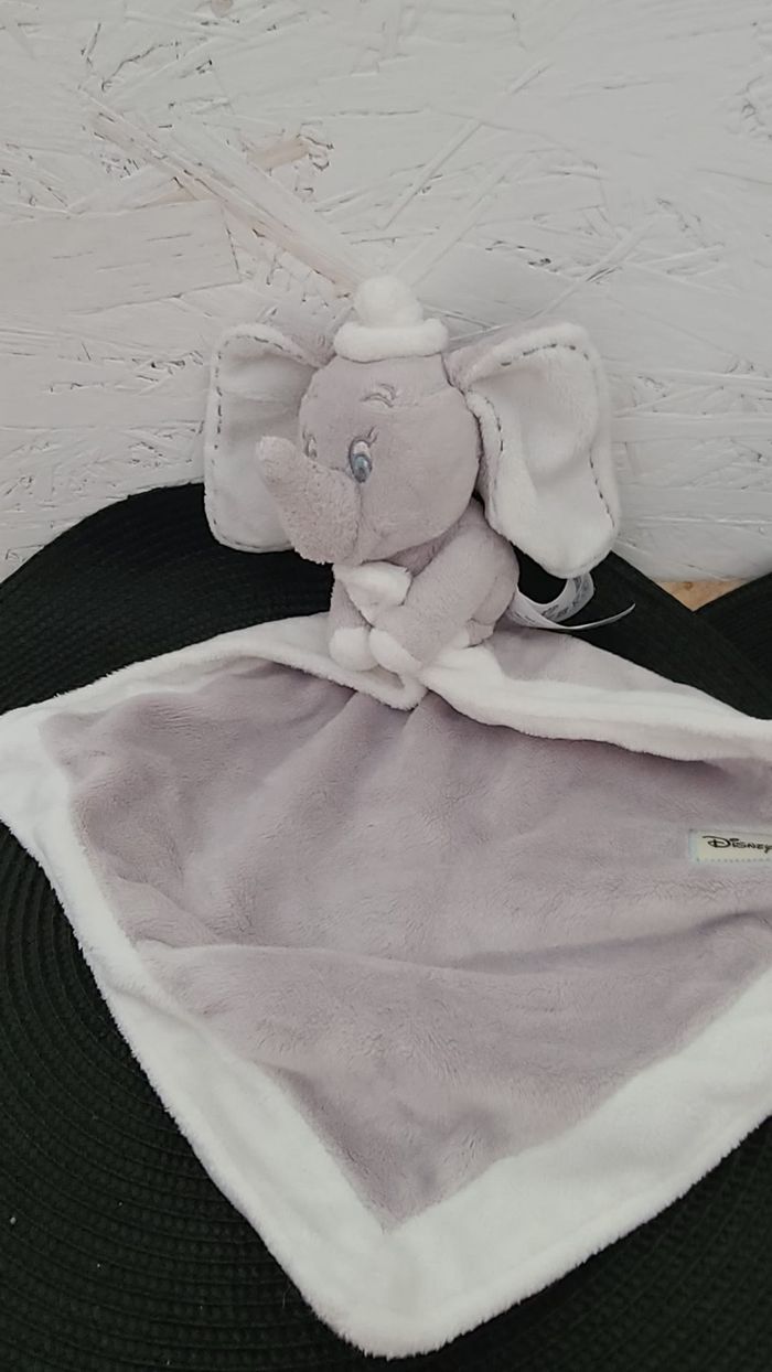 - DOUDOU PLAT ELEPHANT DUMBO DISNEY NICOTOY GRIS YEUX BLEU CHAPEAU BLANC - photo numéro 2