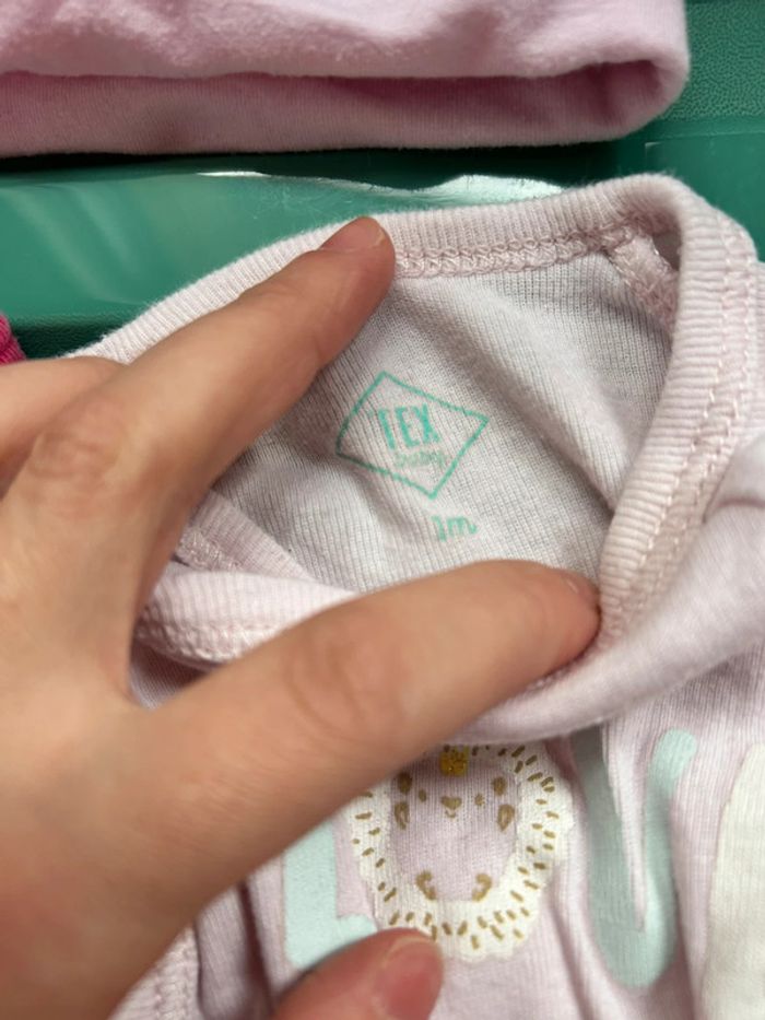 Lot de 5 bodys 1 mois fille et un petit bonnet rose - photo numéro 6