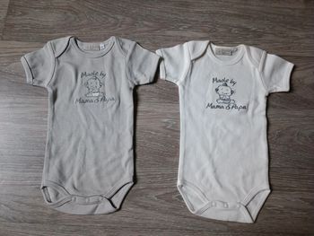 Lot 2 bodies mixte manches courtes 6 mois