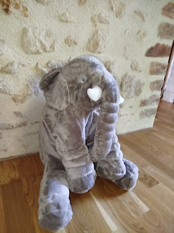 Grande peluche éléphant Cale bébé