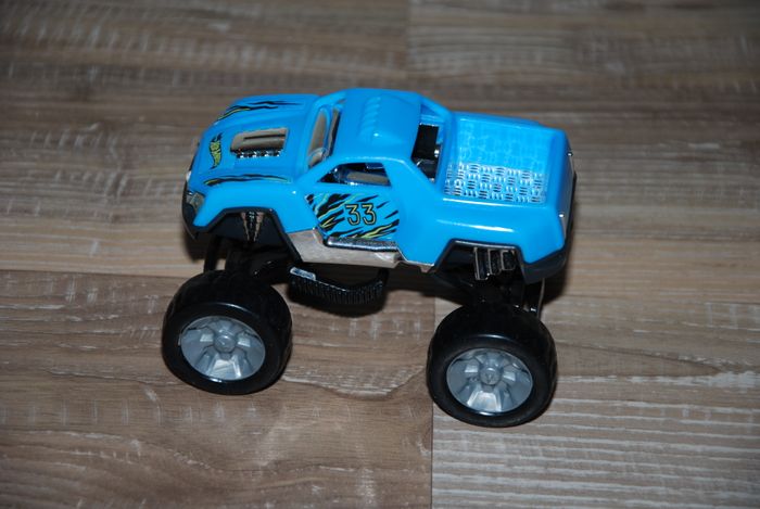 voiture Monster Trucks Hot Wheels mattel 1.69 neuve