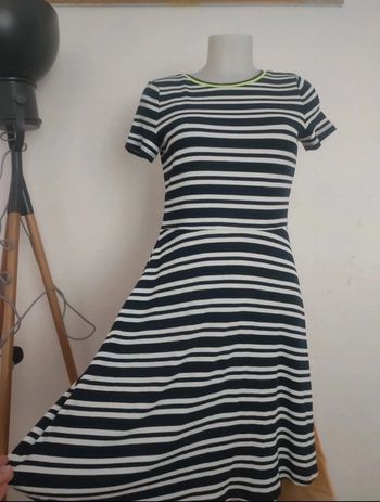 Robe à rayures bleues marine et blanc avec col rond M