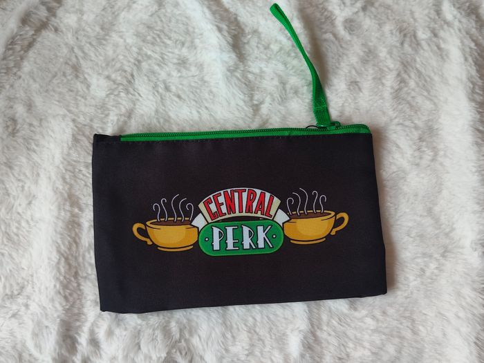 Trousse Friends Central Perk noire – trousse maquillage ou école 21x12 cm - photo numéro 5