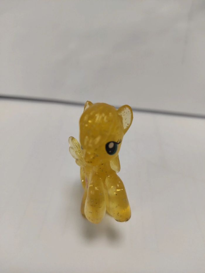 My Little Pony G4 blind bag wave 2 fluttershy #24 glittery #geektradeponeyg4 - photo numéro 3