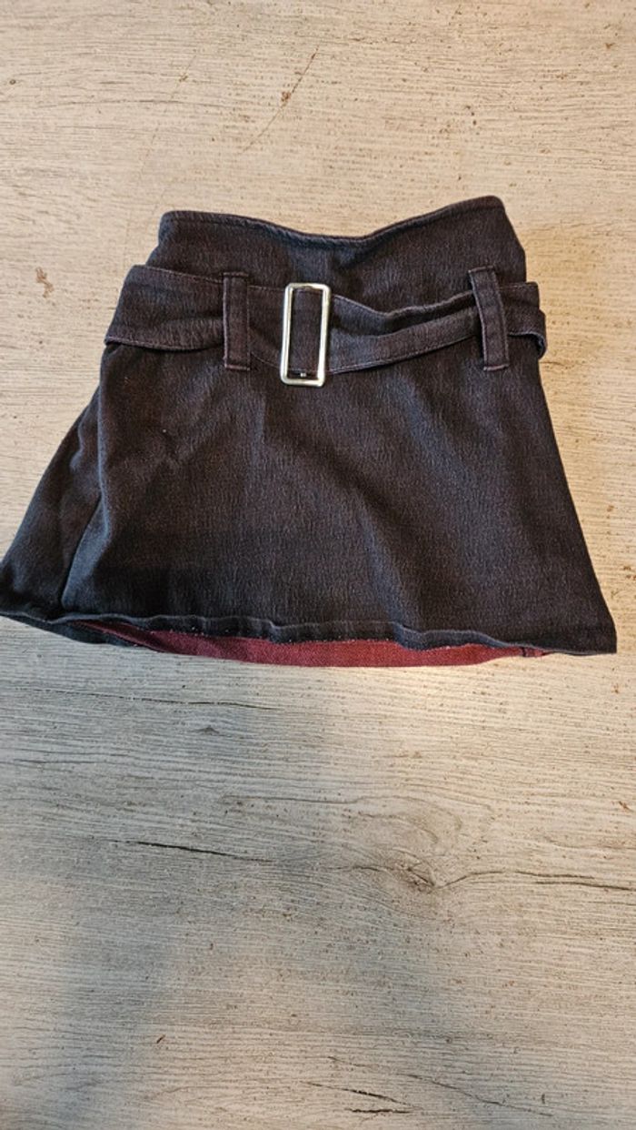Jupe courte noire à reflet bordeau, Jalyne, 2 ans, peu mise - photo numéro 2