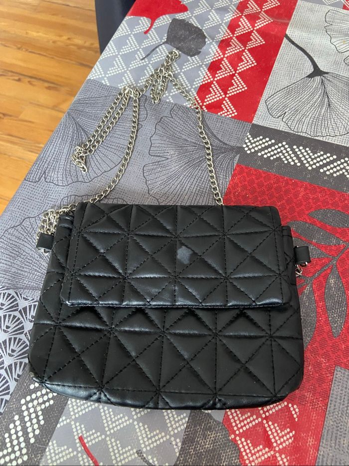 Pochette noir avec chaîne