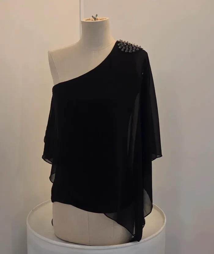 Haut asymétrique noir ZARA Trafaluc – épaule cloutée – Taille M