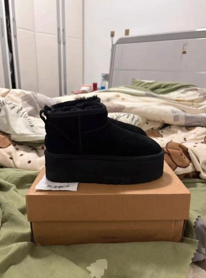 Bottes de neige UGG à talons hauts, noires, pointure 37 - photo numéro 4