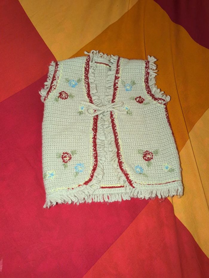 Bolero brodé laine a beige rouge fleurs - photo numéro 2