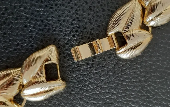 Superbe parure collier, bracelet et boucles d'oreilles assortis motif feuilles en métal doré. - photo numéro 6