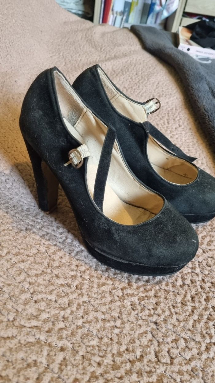 Paire d'escarpins noirs en velours - photo numéro 2