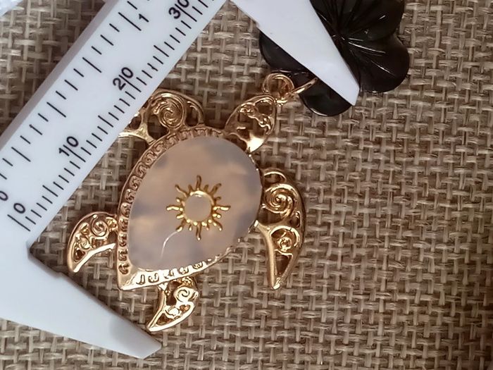 Collier tortue cristal de roche et fleur de n'a'c'r'e grise naturelle - photo numéro 3