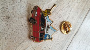 Ancien vintage collection pin's Renault Espace rouge Arthus Bertrand 