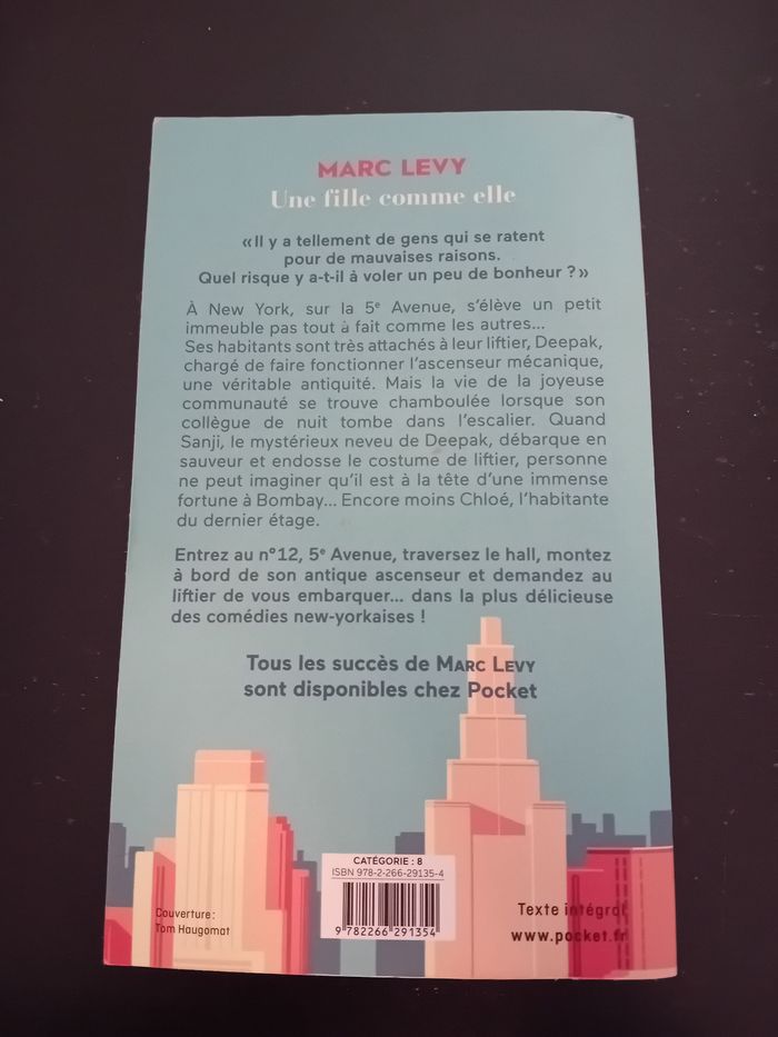 Livre "Une fille comme elle" - photo numéro 2