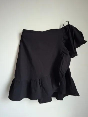 Jupe noir à volants- élégance et légèreté, idéale en soirée, Vero Moda, neuve, taille XS