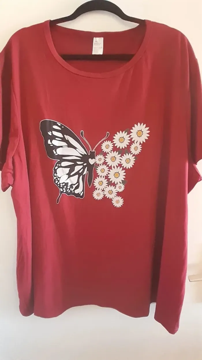 T-shirt Marguerites et papillon, taille 7XL, fond Bordeaux