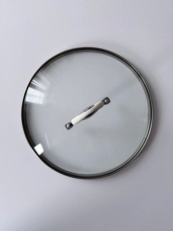 Couvercle sauteuse, poile et casserole en verre diametre 28cm poignée blanche excellent état