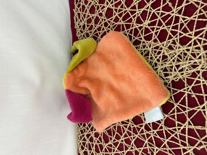 doudou plat carré oreilles jaune , vert , bordeau , orange