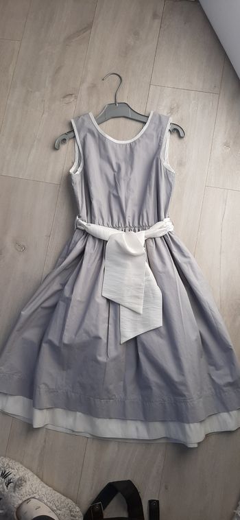Jolie robe grise avec ceinture