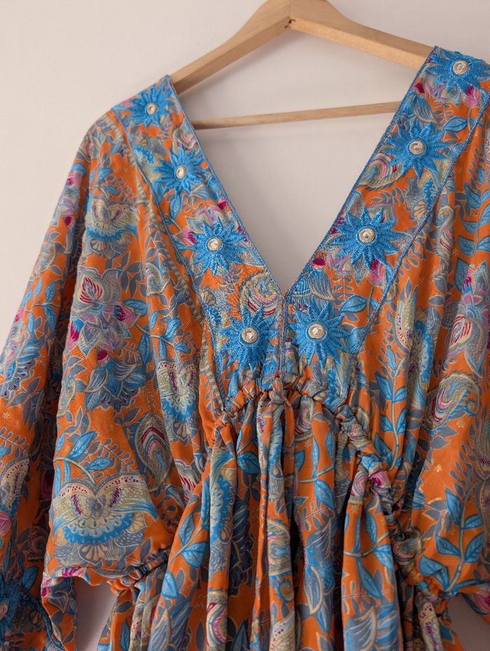 Robe d'été 
Look bohème hippie chic 
Couleur orange bleu 
Imprimé floral oriental 
Style kimono 
Taille 40 L
Très bon état - photo numéro 6